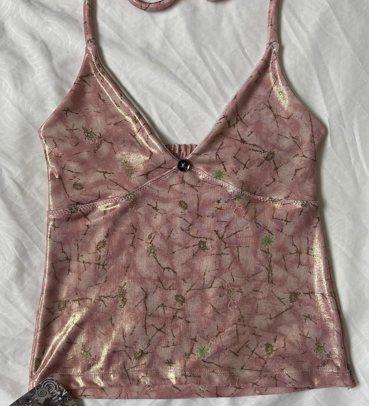 Top halterneck furta cor rosinha com pequenas flores tecido vintage cintilante