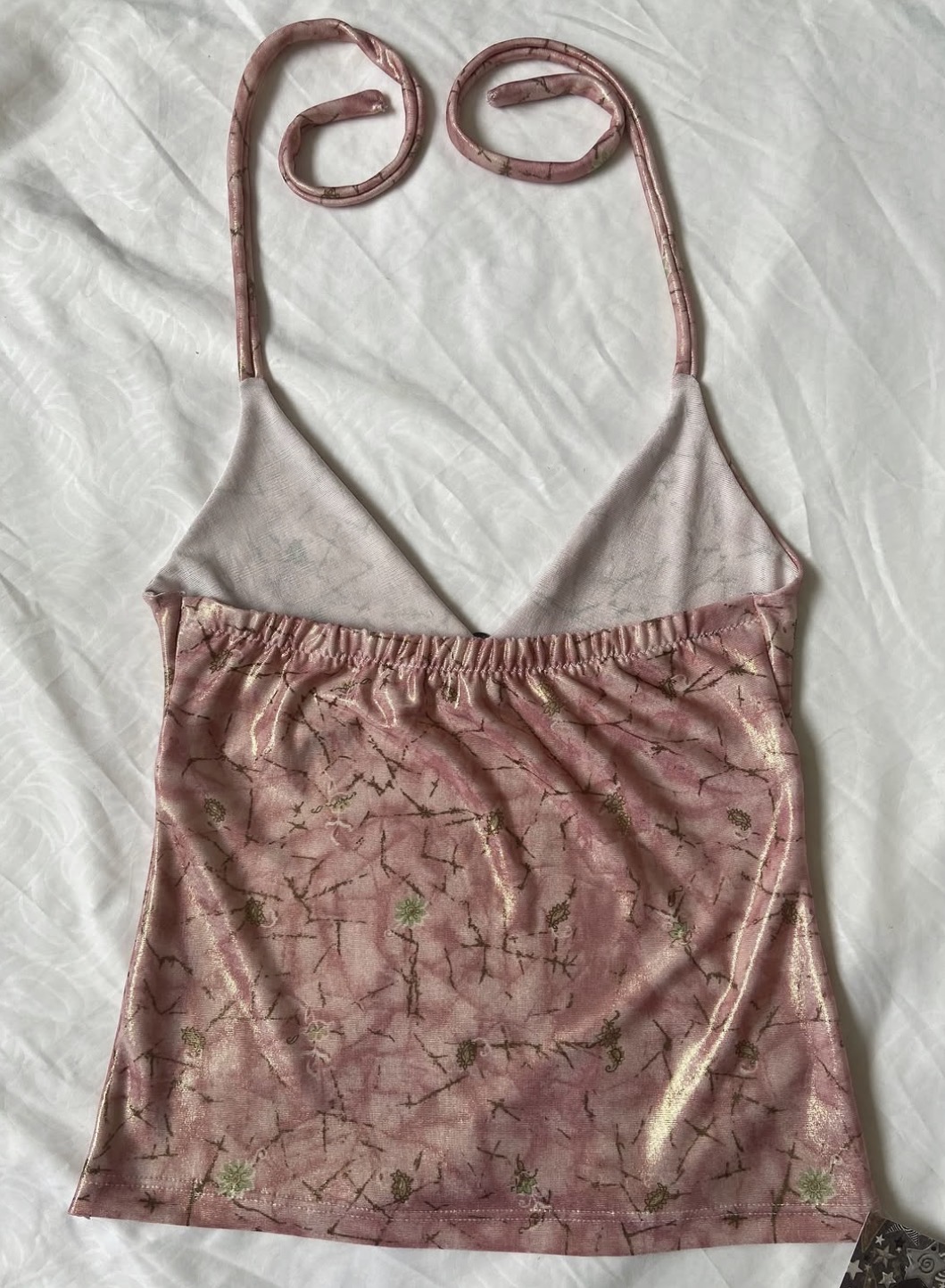 Top halterneck furta cor rosinha com pequenas flores tecido vintage cintilante